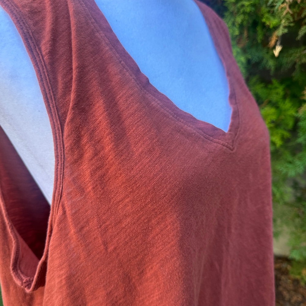 Women’s XL Old Navy Everywhere Rust V-Neck Tank Top - Picture 2 of 3